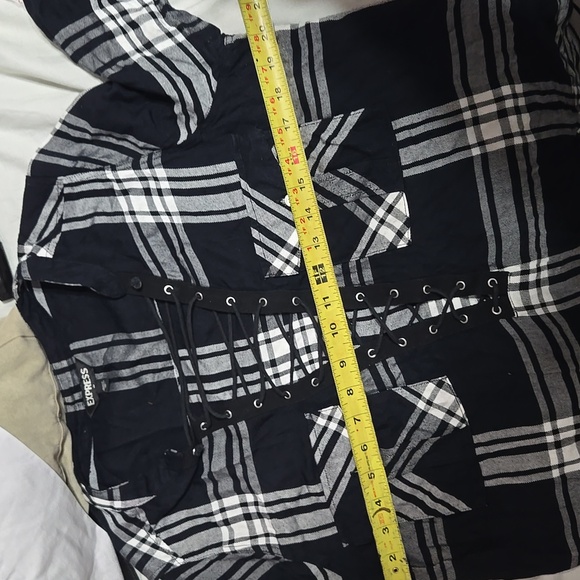 Express Black and White Plaid V Neck Lace Up Collared Flannel Top Sz Medium - Picture 7 of 8